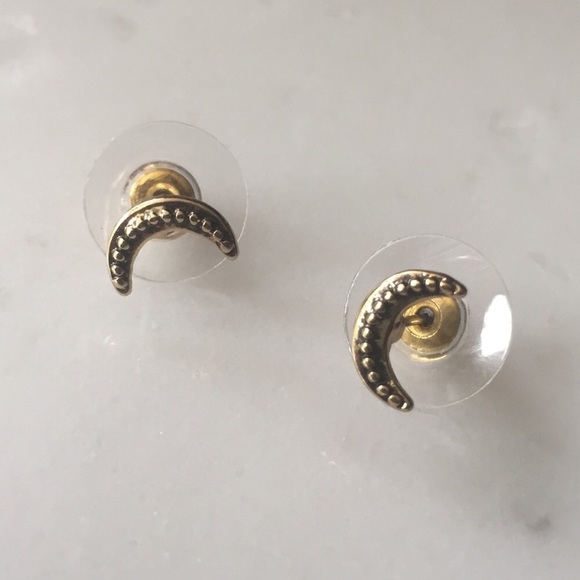 💥LAST ONE💥 Gold Crescent Moon Earrings - Picture 5 of 7